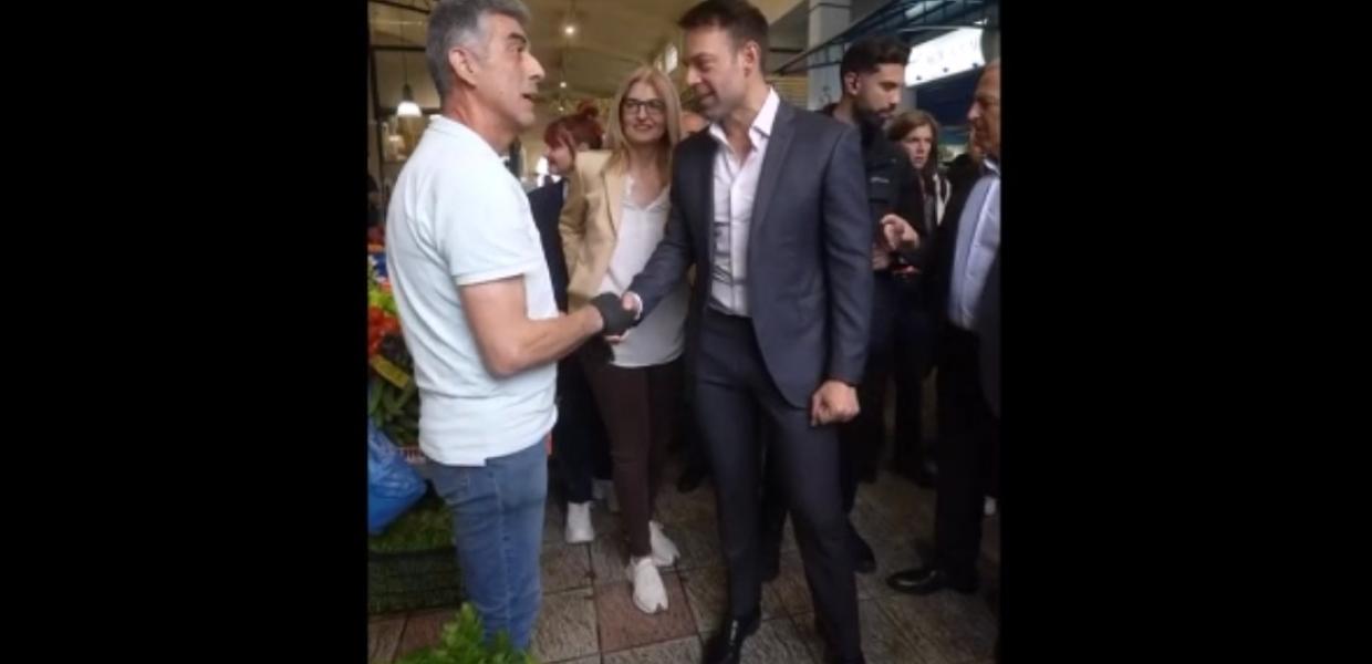 Ο Στέφανος Κασσελάκης συνομιλεί με κόσμο