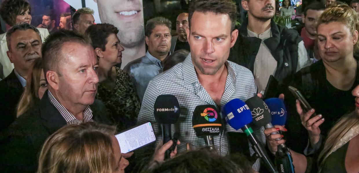 Ο Στέφανος Κασελάκης μιλά σε δημοσιογράφους στην Λάρισα