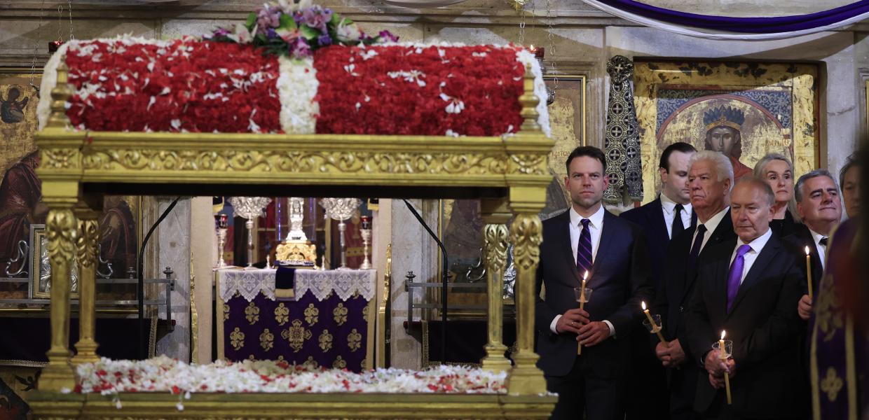 ΚΕΡΚΥΡΑ. Ο ΠΡΟΕΔΡΟΣ ΤΟΥ ΣΥΡΙΖΑ-ΠΣ ΣΤΕΦΑΝΟΣ ΚΑΣΣΕΛΑΚΗΣ ΣΤΟΝ ΕΠΙΤΑΦΙΟ ΤΗΣ ΜΗΤΡΟΠΟΛΗΣ