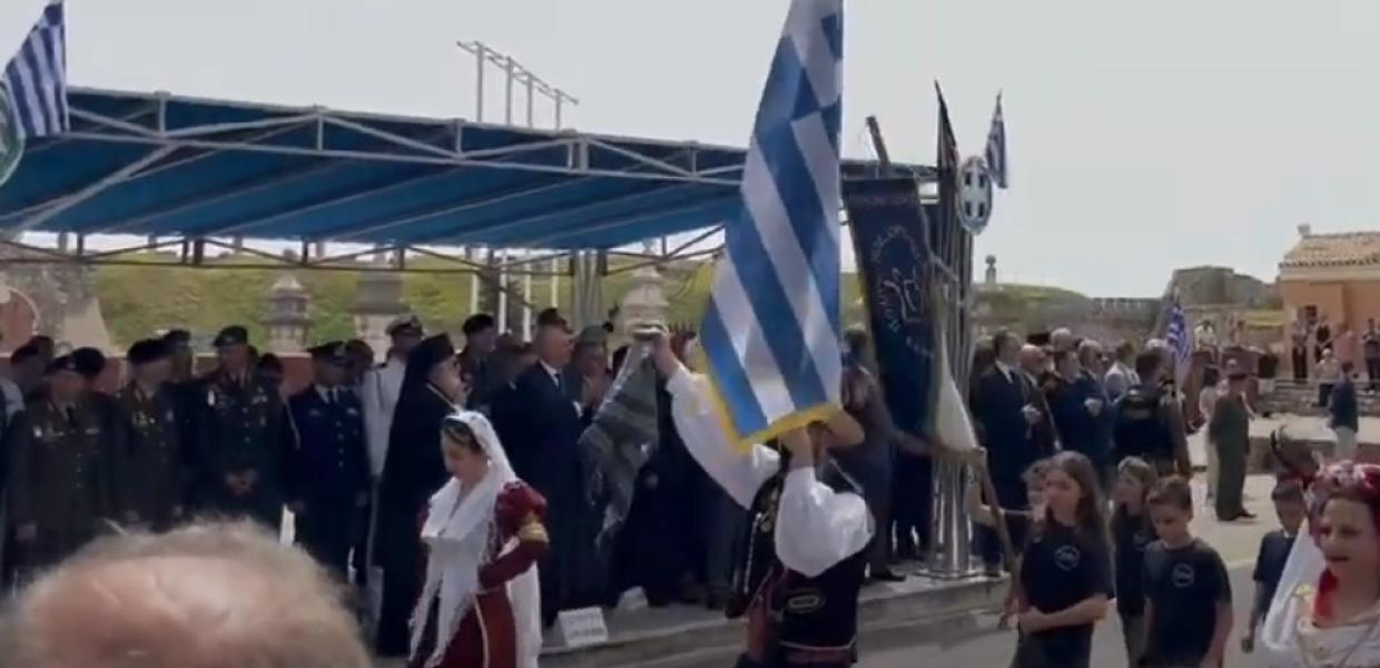 Παρέλαση στην Κέρκυρα με την ελληνική σημαία και την παλαιστινιακή μαντήλα 