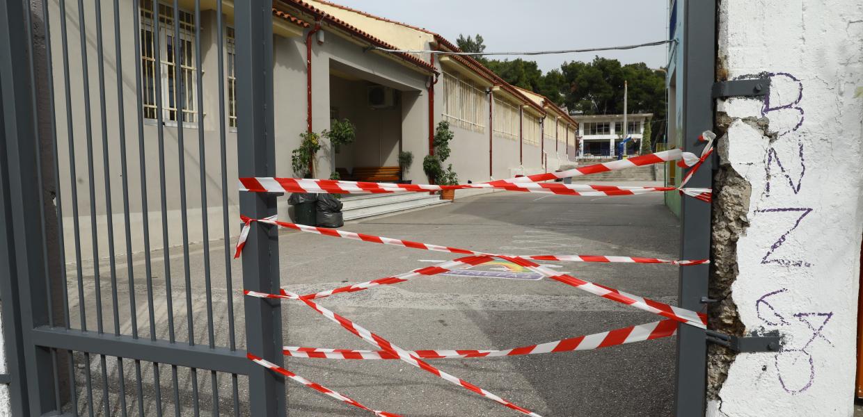 Κορδέλες στην πόρτα του δημοτικού που καταπλάκωσε 9χρονο μαθητή