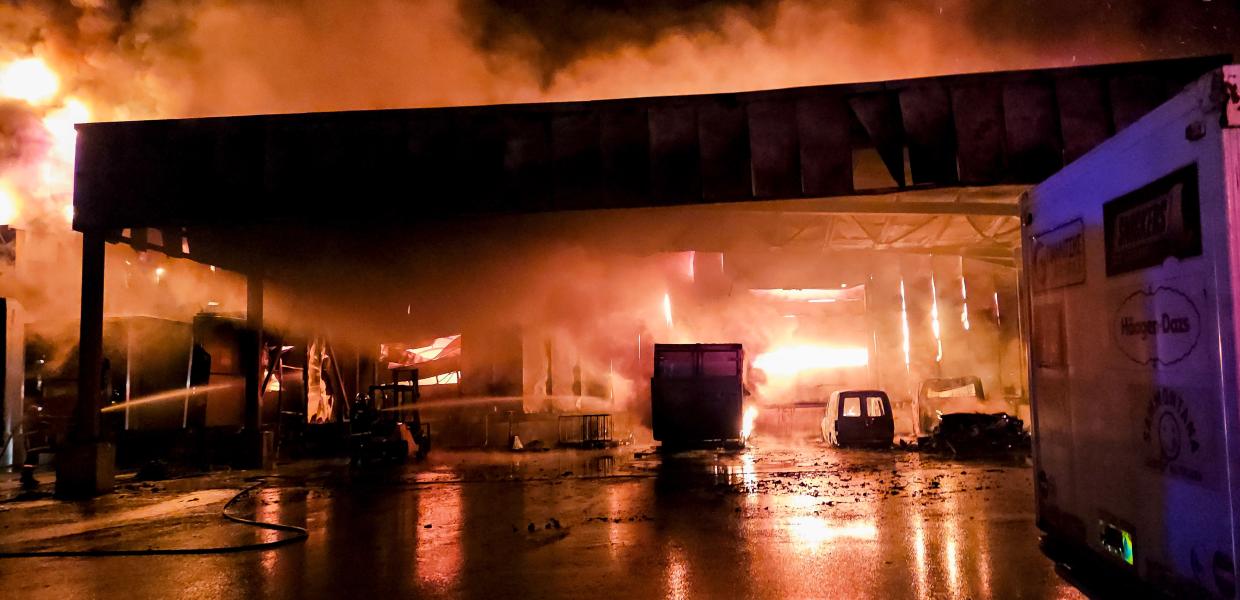 Φωτιά στο εργοστάσιο με τα μολυσμένα σχολικά γεύματα στη Λαμία