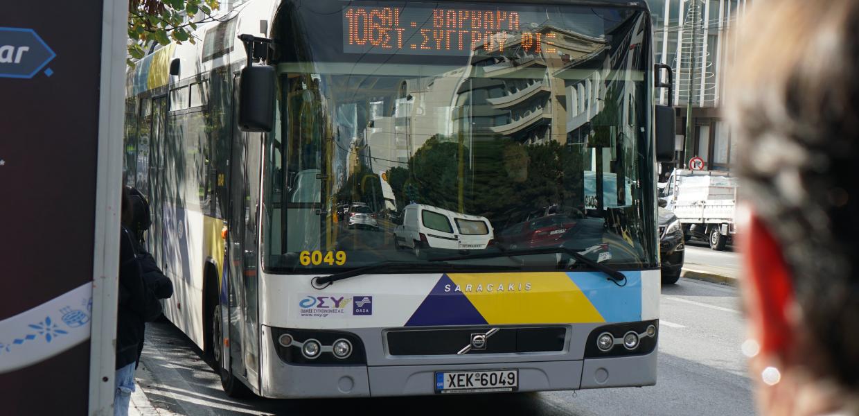 Λεωφορείο φτάνει σε στάση
