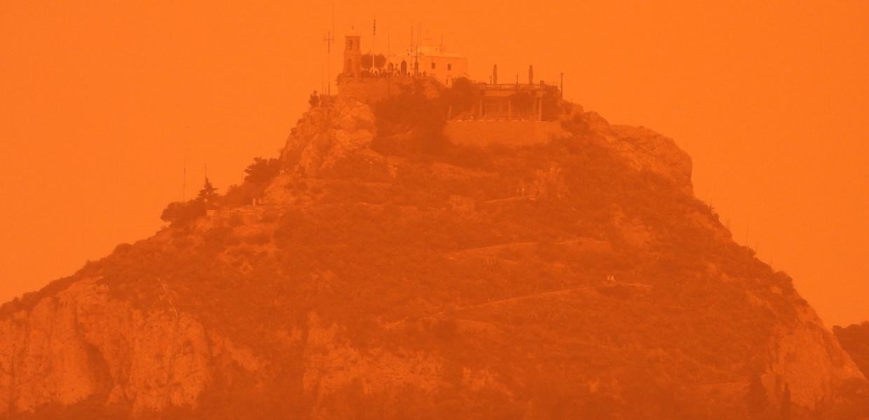 Aφρικανική σκόνη πάνω από την Αθήνα. Τρίτη 23 Απριλίου 2024 