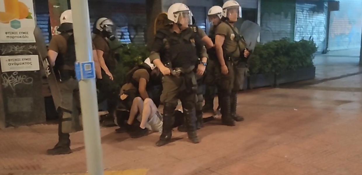 ΜΑΤ κάνουν προσαγωγή