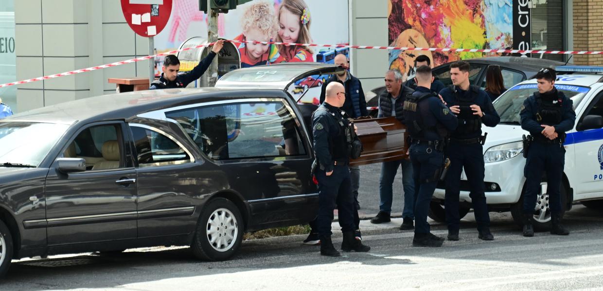 Αστυνομικοί, περιπολικό και ξεκροφόρα στο σημείο της γυναικοκτονίας στο Μενίδι