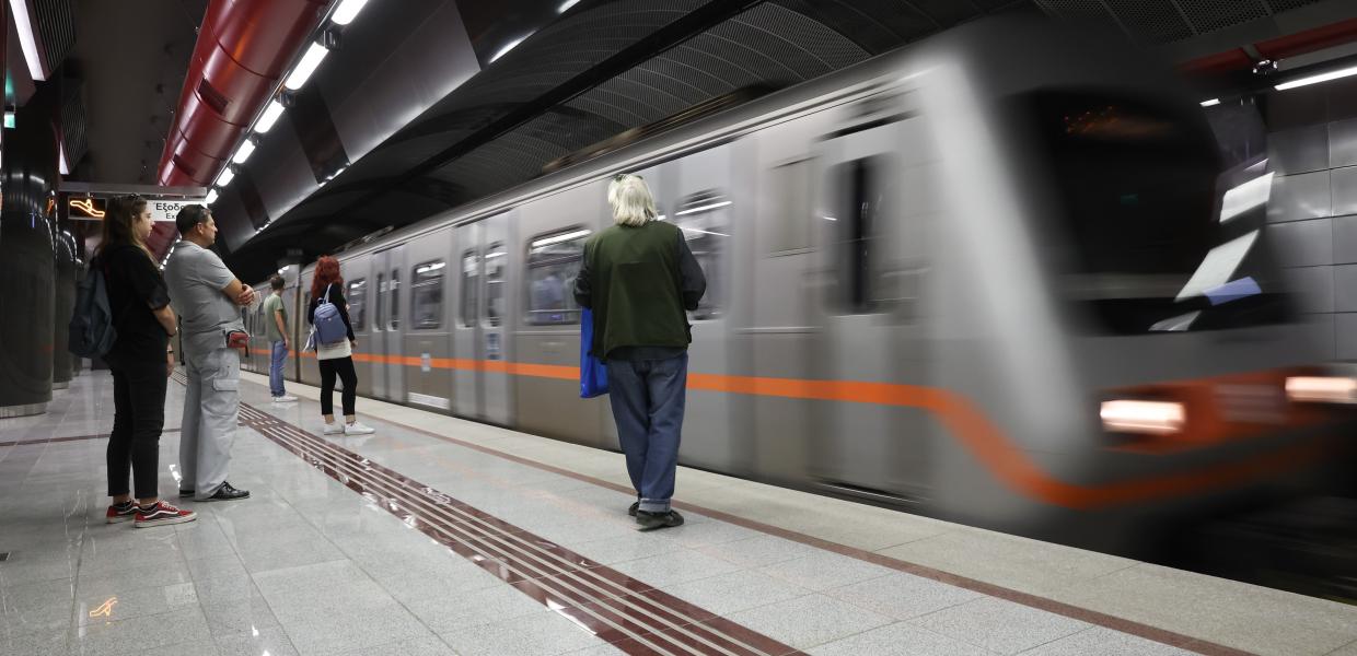 Συρμός φτάνει στην αποβάθρα σταθμού μετρό