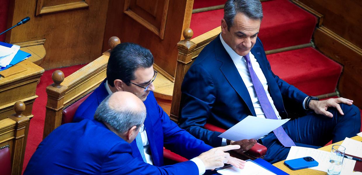 Κυριάκος Μητσοτάκης, Κωστής Χατζηδάκης και Κώστας Σκρέκας στη Βουλή