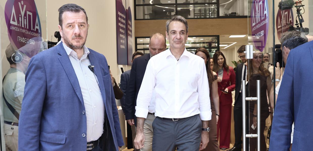 Ο Κυριάκος Μητσοτάκης στα γραφεία της ΔΥΠΑ