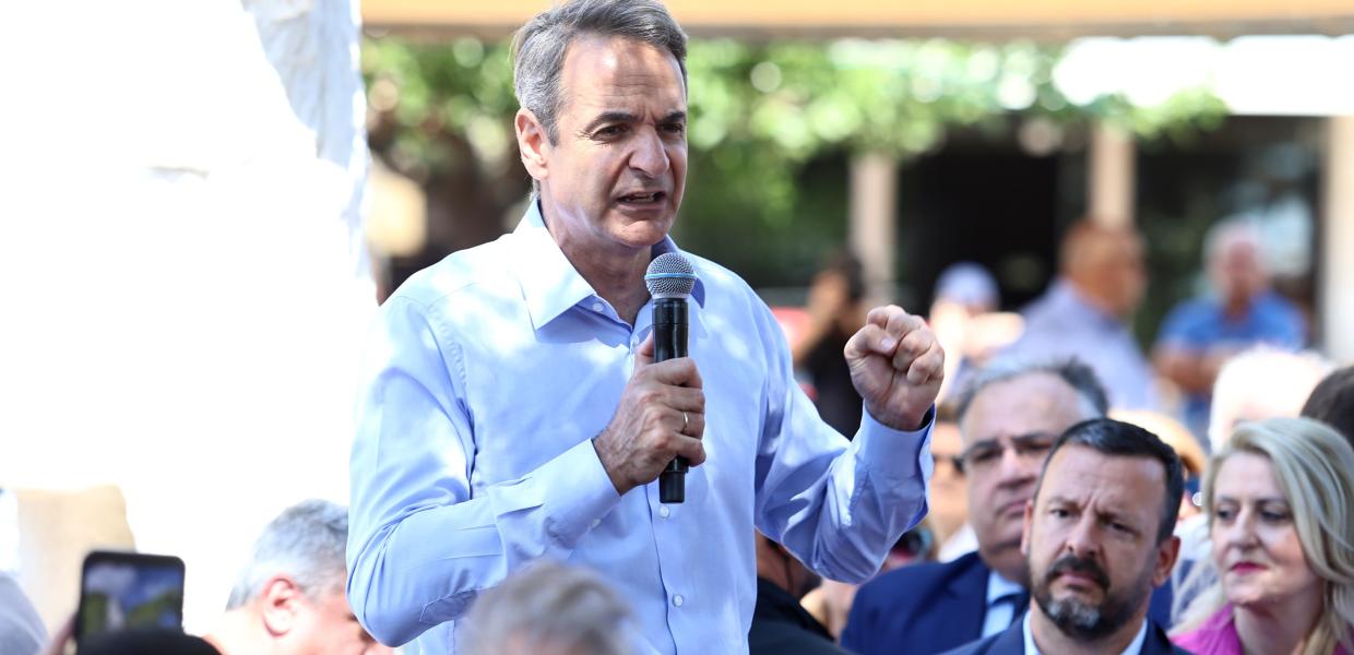 Ο Κυριάκος Μητσοτάκης απευθύνει ομιλία