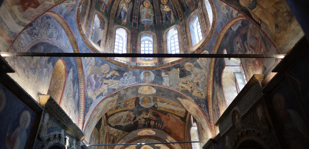 Ο κόσμος επισκέπτεται το ιστορικό τζαμί της Χώρας κατά την ημέρα της επαναλειτουργίας του ως τζαμί στην Κωνσταντινούπολη, Τουρκία, 06 Μαΐου 2024. Χτίστηκε τον 4ο αιώνα ως Εκκλησία της Χώρας, μετατράπηκε σε τζαμί γύρω στο 1511 μετά την κατάκτηση της Κωνσταντινούπολης από την Οθωμανική Αυτοκρατορία. Το 1945 μετατράπηκε σε μουσείο με απόφαση της τουρκικής κυβέρνησης. Με διάταγμα του Τούρκου Προέδρου Ερντογάν την 1η Αυγούστου 2020, ξεκίνησαν οι εργασίες για τη μετατροπή του σε τζαμί