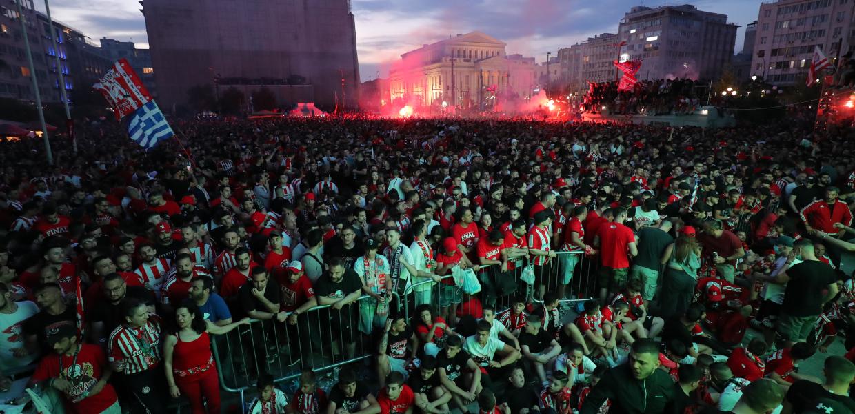 Οπαδοί του Ολυμπιακού βλέπουν από γιγαντοοθόνες τον τελικό του Conferece League