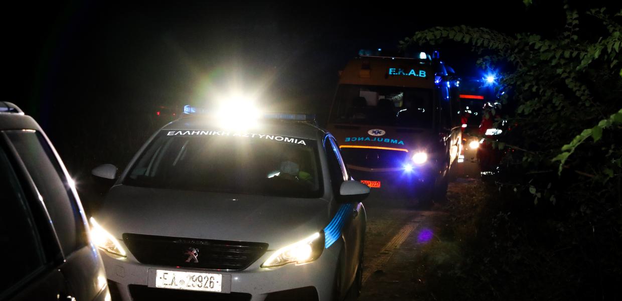 Περιπολικό της αστυνομίας και ασθενοφόρο του ΕΚΑΒ