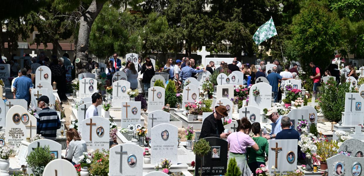Ταφικό έθιμο των Ποντίων με γλέντι πλάι στους νεκρούς στο Κοιμητήριο των Σουρμένων, Κυριακή 12 Μαΐου 2024. Το έθιμο, το οποίο αναβιώνει εδώ και εκατό χρόνια, διασώζεται από την αρχαιότητα και συνεχίζεται μέσα στη χριστιανική πίστη την εβδομάδα της Διακαινησίμου, διοργανώθηκε από την Ένωση Ποντίων Σουρμένων.