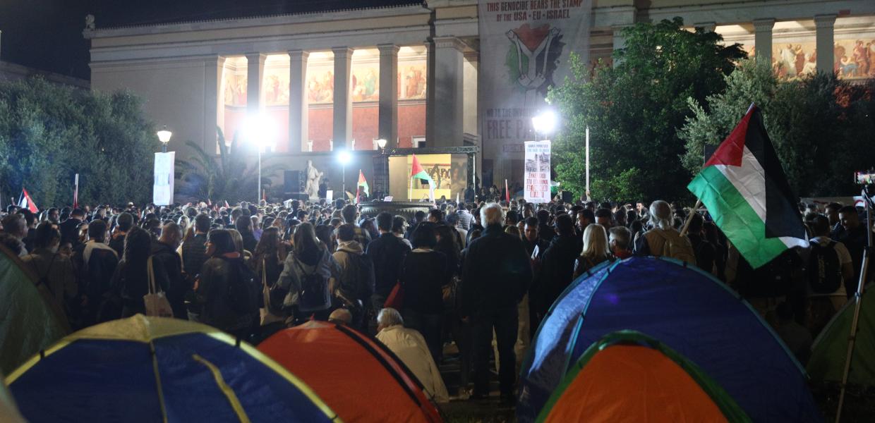Σημαίες για την Παλαιστίνη στα Προπύλαια