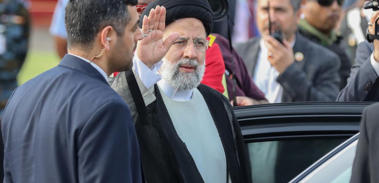 Ο πρόεδρος του Ιράν Εμπραχίμ Ραισί που σκοτώθηκε σε δυστύχημα με ελικόπτερο χαιρετάει κόσμ