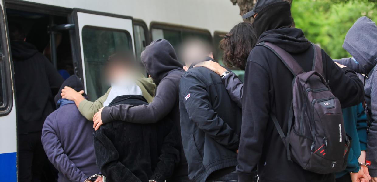 Κατηγορούμενοι για τα επεισόδια στου Ρέντη μπαίνουν σε βαν της αστυνομίας