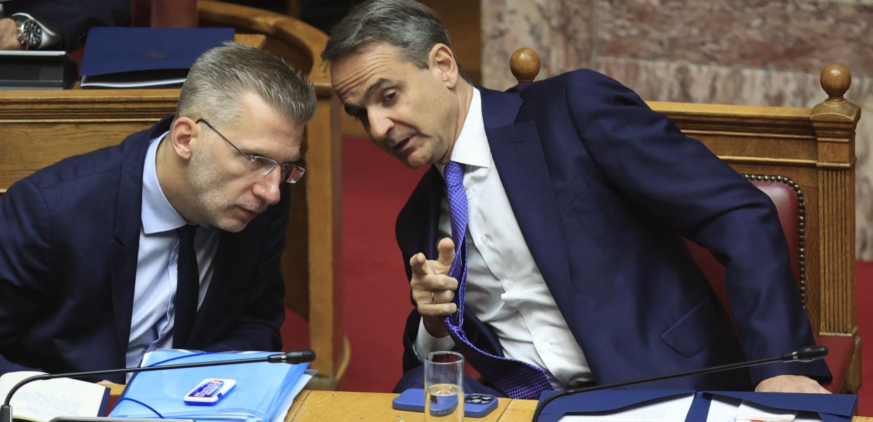 Άκης Σκέρτσος και Κυριάκος Μητσοτάκης στη Βουλή