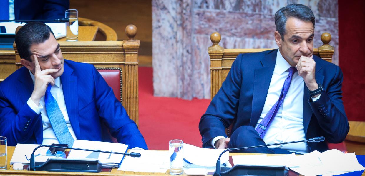 Κώστας Σκρέκας και Κυριάκος Μητσοτάκης στη Βουλή