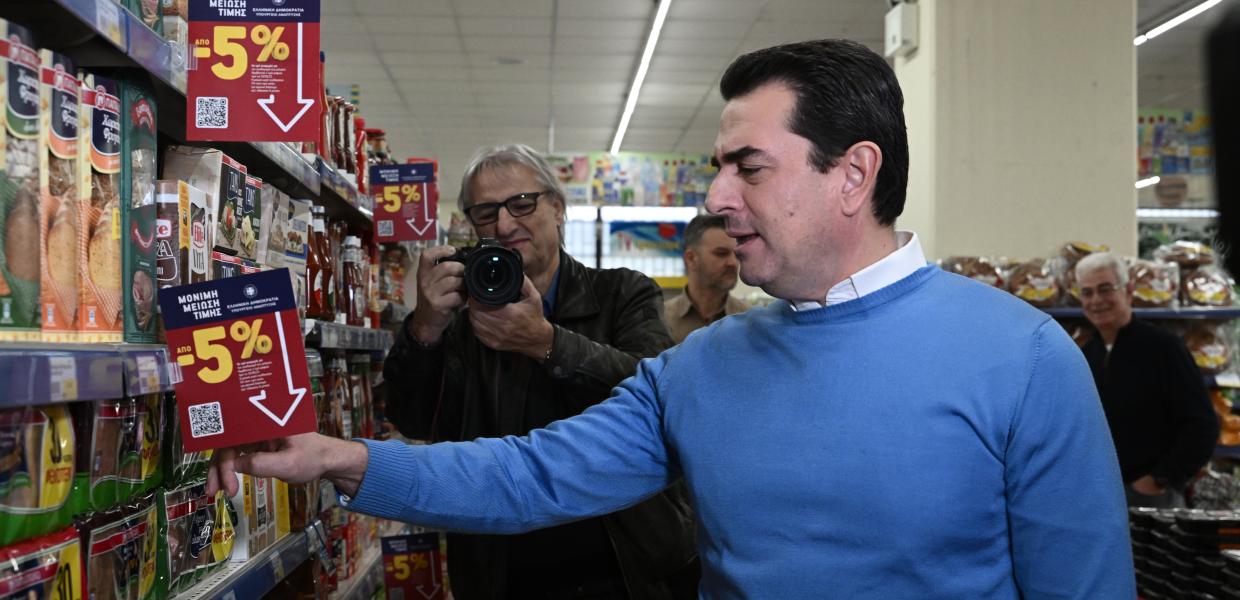 Ο Κώστας Σκρέκας σε σούπερ μάρκετ