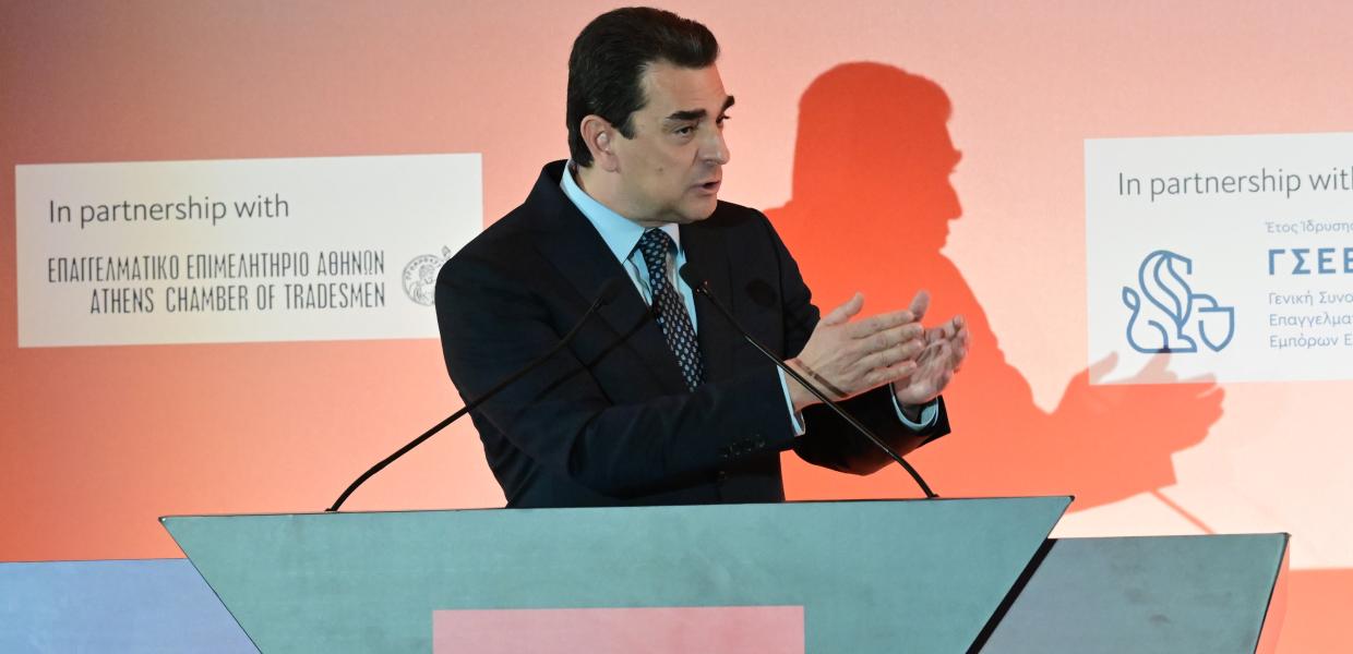 Ο Κώστας Σκρέκας μιλάει σε συνέδριο