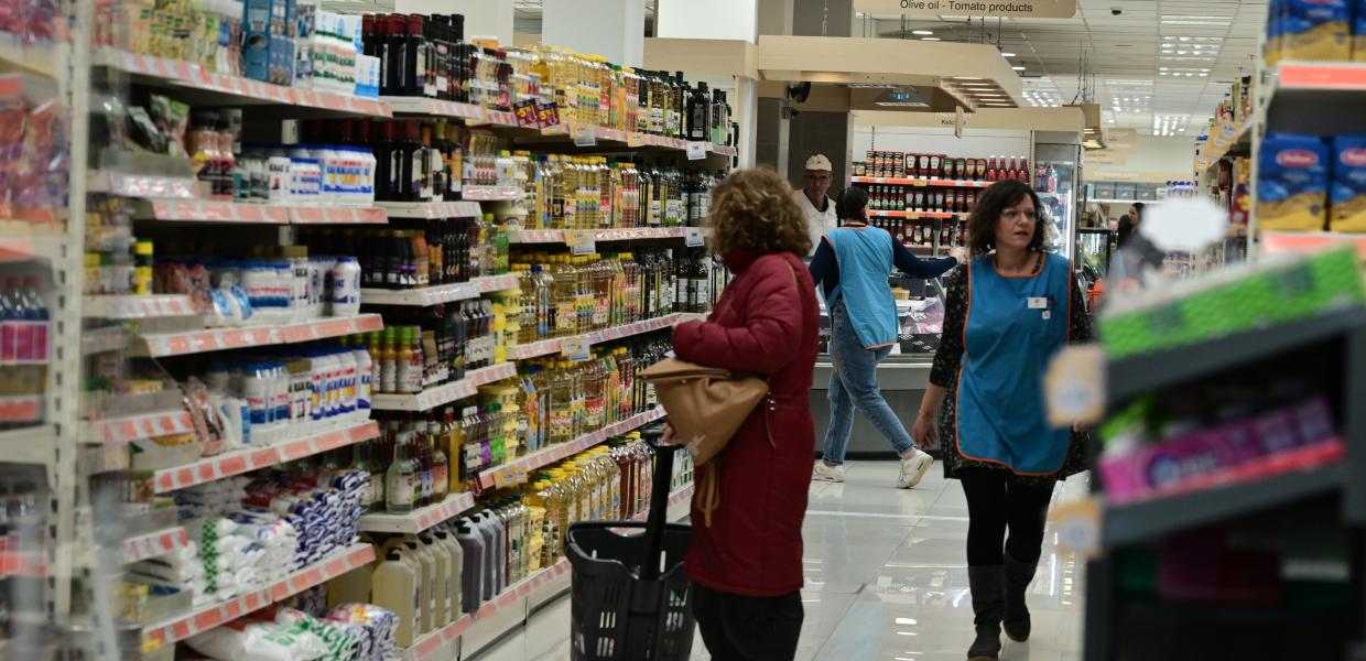 Κόσμος σε σούπερ μάρκετ