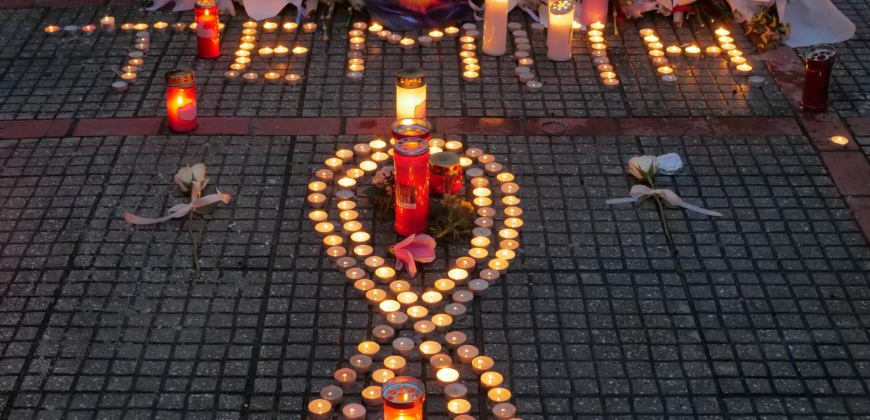 Κεριά στη μνήμη των νεκρών στα Τέμπη
