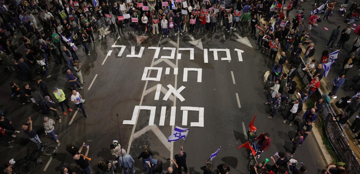 Διαδηλωτές και οικογένειες ζητούν την άμεση απελευθέρωση των Ισραηλινών ομήρων που κρατούνται από τη Χαμάς στη Γάζα κατά τη διάρκεια διαμαρτυρίας έξω από το στρατιωτικό αρχηγείο Kirya στο Τελ Αβίβ, Ισραήλ, 06 Μαΐου 2024. 