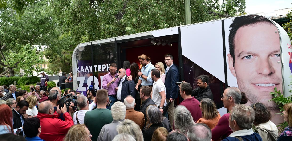 Ο Στέφανος Κασσελάκης δίπλα στο τρέιλερ