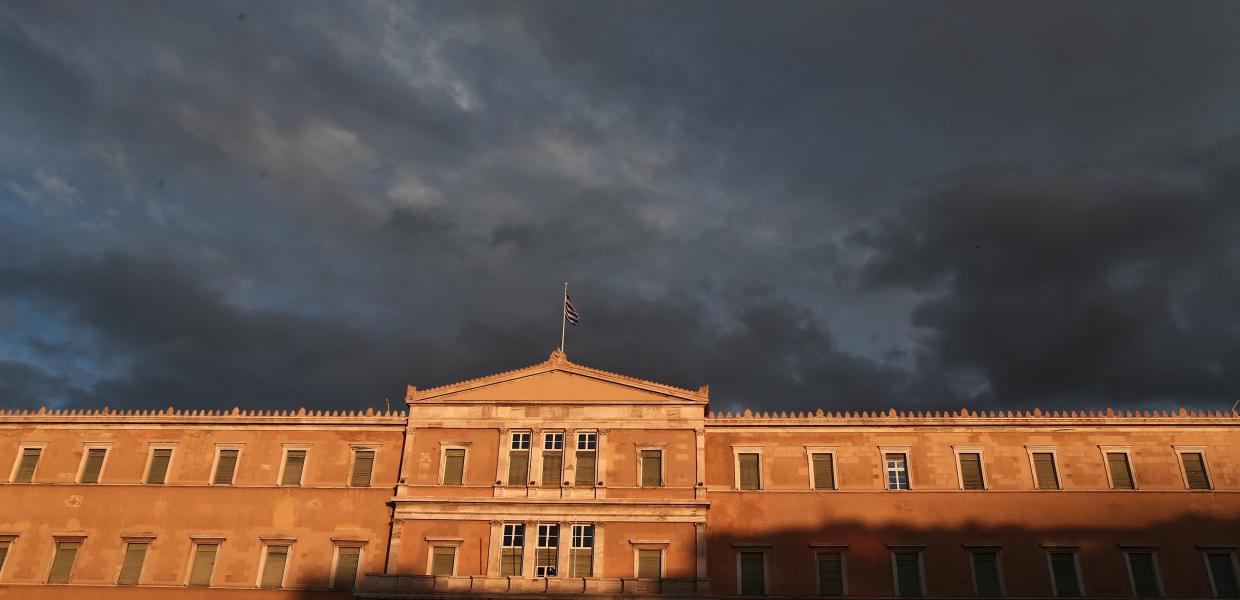 Σύννεφα πάνω από τη Βουλή