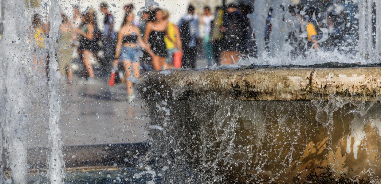 Συντριβάνι στην πλατεία Συντάγματος