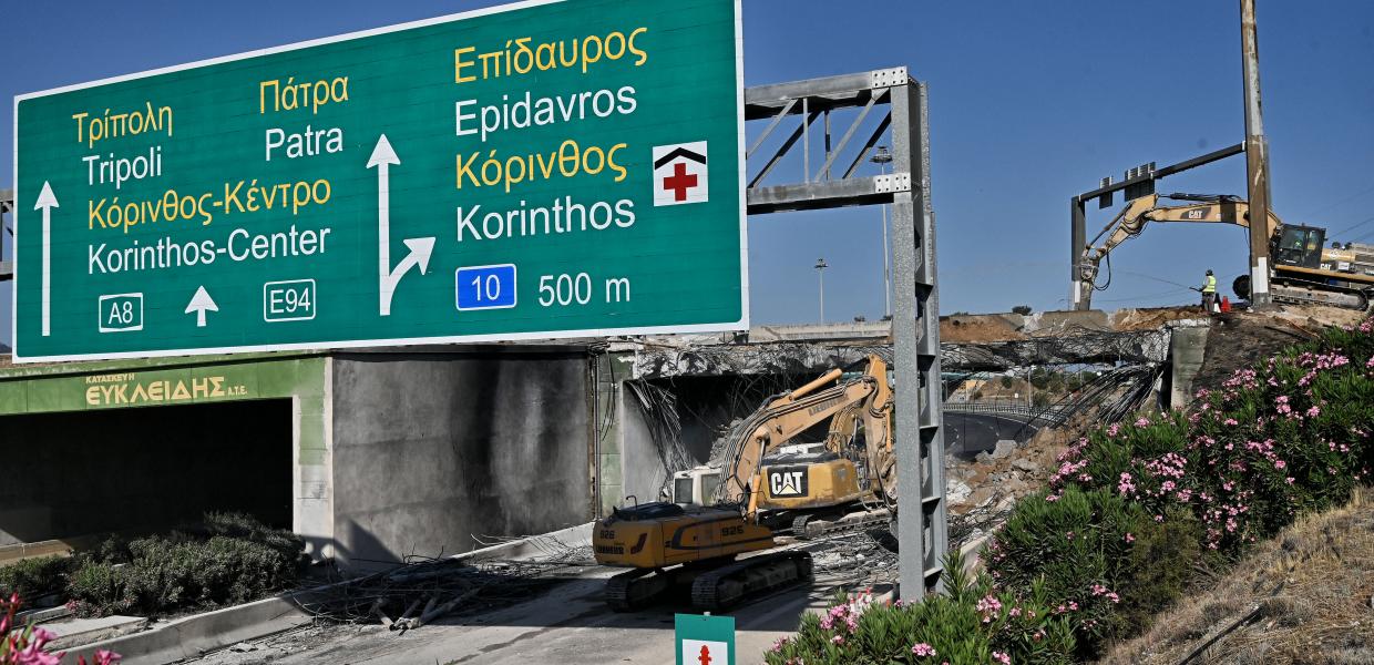 Εργασίες μηχανημάτων για την κατεδάφιση της γέφυρας στην Ολυμπία Οδό