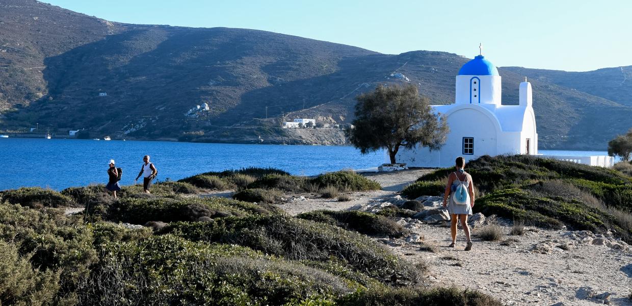 Ένα δείγμα της λαϊκής αρχιτεκτονικής είναι ο μεγάλος αριθμός εκκλησιών στο νησί της Αμοργού και ιδιαίτερα στη Χώρα. 