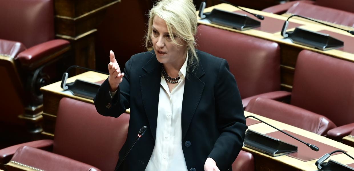 Η Ρένα Δούρου