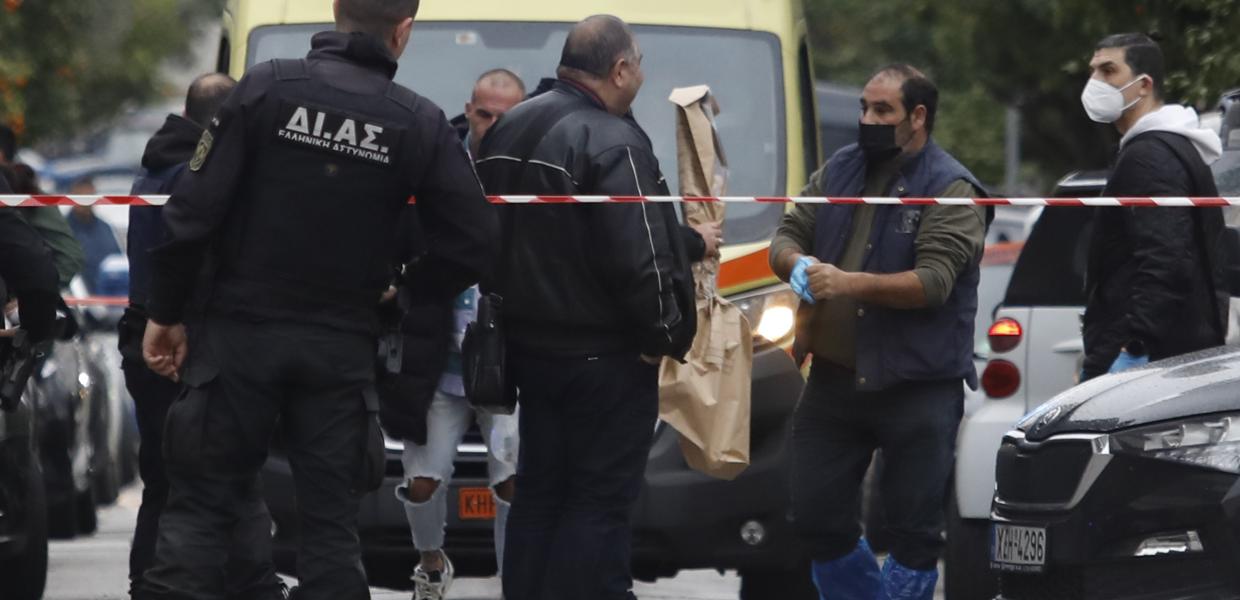 Ασθενοφόρο του ΕΚΑΒ και αστυνομικοί της ΔΙΑΣ