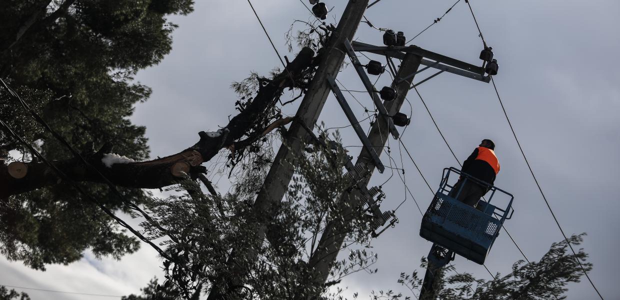 Εργαζόμενος του ΔΕΔΗΕ σε γερανό εκτελεί εργασίες σε καλώδια