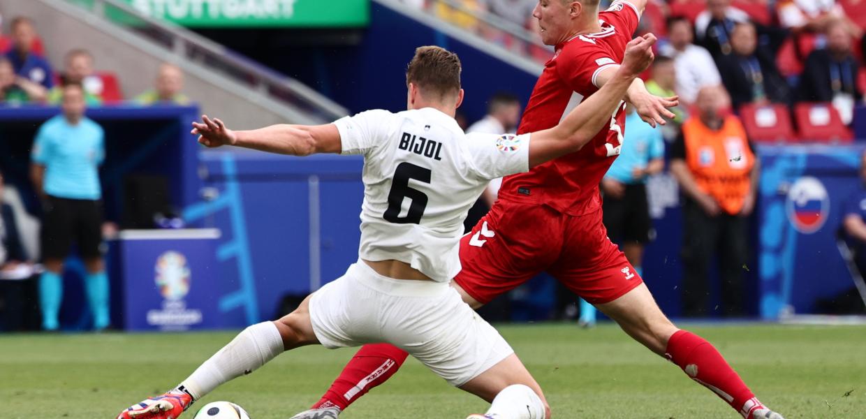 Jaka Bijol (L) από τη Σλοβενία ​​και Rasmus Hojlund από τη Δανία σε δράση κατά τη διάρκεια του αγώνα ποδοσφαίρου UEFA EURO 2024 Group C μεταξύ Σλοβενίας και Δανίας, στη Στουτγάρδη της Γερμανίας, 16 Ιουνίου 2024.