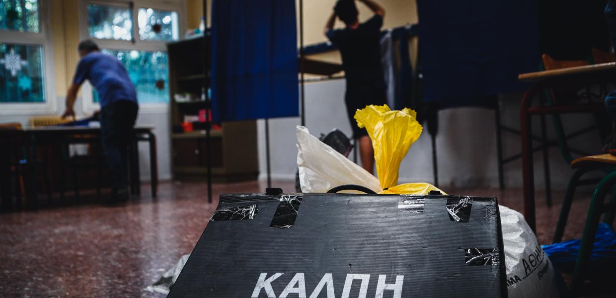 Άτομα ετοιμάζουν εκλογικό κέντρο