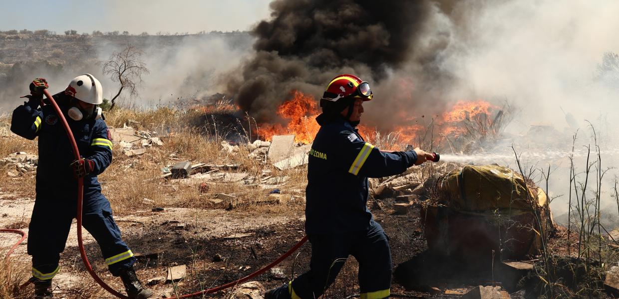 Πυροσβέστες με μάνικες επιχειρούν στη φωτιά στην Βάρης - Κορωπίου