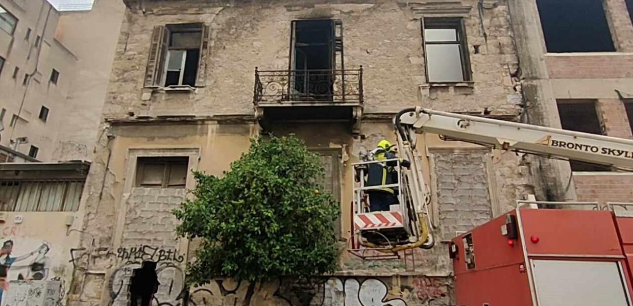 ΦΩΤΙΑ ΣΕ ΕΓΚΑΤΑΛΕΛΕΙΜΜΕΝΟ ΚΤΙΡΙΟ