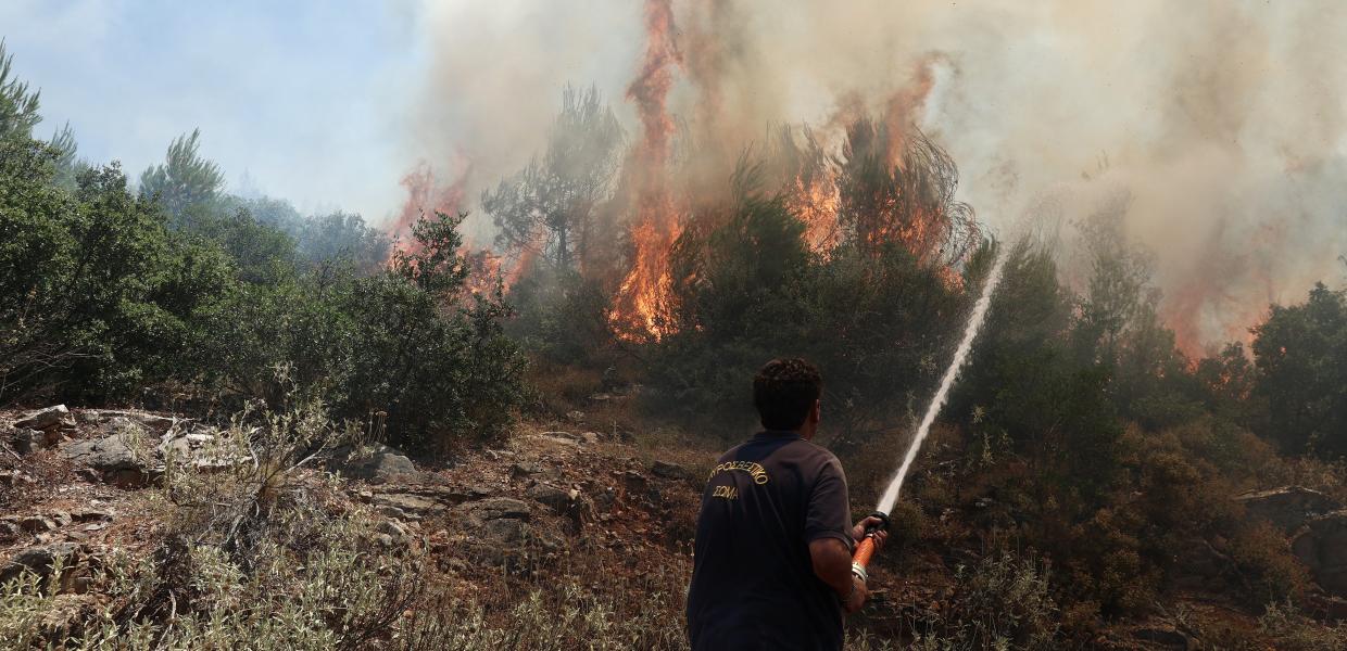 Πυροσβέστης σβήνει φωτιά