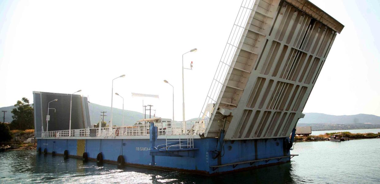 ΕΥΚΑΔΑ--Η ΓΕΦΥΡΑ ΤΗΣ ΦΩΤΟΓΡΑΦΙΑΣ ΕΙΝΑΙ ΠΛΩΤΗ(ΑΛΛΑ ΚΑΙ ΒΥΘΙΖΟΜΕΝΗ)--ΕΝΩΝΕΙ ΤΗΝ ΑΙΤΩΛΟΑΚΑΡΝΑΝΙΑ ΜΕ ΤΗΝ ΛΕΥΚΑΔΑ. ΟΤΑΝ ΚΑΠΟΙΟ ΣΚΑΦΟΣ(ΚΑΙ ΓΕΝΙΚΩΣ ΠΛΕΟΥΜΕΝΟ), ΘΕΛΕΙ ΝΑ ΔΙΑΣΧΙΣΕΙ ΤΗΝ ΜΙΑ ΑΚΡΗ ΜΕ ΤΗΝ ΑΛΛΗ, ΤΟΤΕ Η ΓΕΦΥΡΑ Η ΒΥΘΙΖΕΤΑΙ,Η ΔΙΠΛΩΝΕΙ ΚΑΙ ΑΛΛΑΖΕΙ ΚΑΤΕΥΘΥΝΣΗ ΟΠΟΤΕ ΤΑ ΣΚΑΦΗ ΠΑΙΡΝΟΥΝ ΑΠΟ ΤΗΝ ΜΙΑ ΠΛΕΥΡΑ ΣΤΗΝ ΑΛΛΗ 