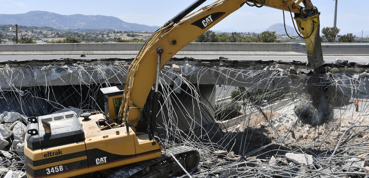 ΚΑΤΕΔΑΦΙΣΗ ΓΕΦΥΡΑΣ ΣΤΟ ΥΨΟΣ ΤΟΥ ΙΣΘΟΥ ΤΗΣ ΚΟΡΙΝΘΟΥ ΜΕΤΑ ΤΗ ΖΗΜΙΑ ΠΟΥ ΥΠΕΣΤΗ ΑΠΟ ΦΩΤΙΑ ΠΟΥ ΞΕΣΠΑΣΕ ΣΕ ΒΥΤΙΟΦΟΡΟ ΟΧΗΜΑ 