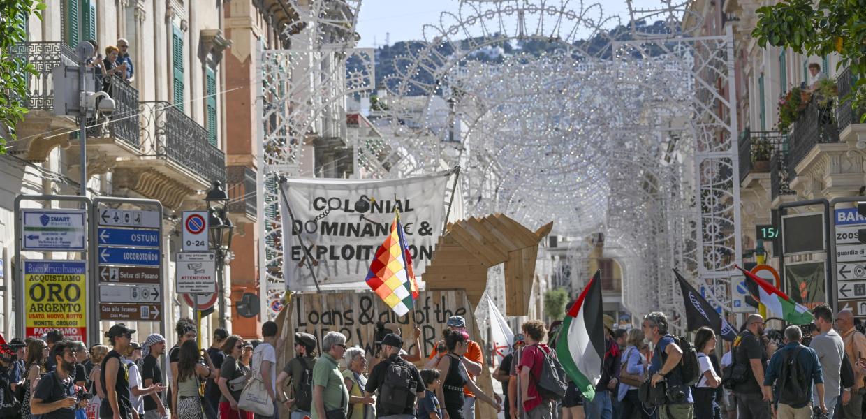 Ο κόσμος συμμετέχει σε διαδήλωση ενάντια στη Σύνοδο Κορυφής της G7 στον δήμο του Μπρίντιζι, στη νότια Ιταλία, 15 Ιουνίου 2024. Η 50η σύνοδος κορυφής της G7 συγκέντρωσε τους ηγέτες των κρατών μελών της Ομάδας των Επτά στο θέρετρο Borgo Egnazia στη νότια Ιταλία από τις 13 έως τις 15 Ιουνίου 2024