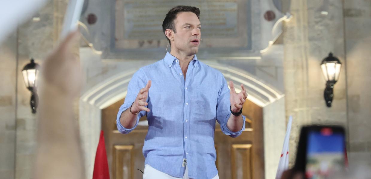 Ο Στέφανος Κασσελάκης απευθύνει ομιλία