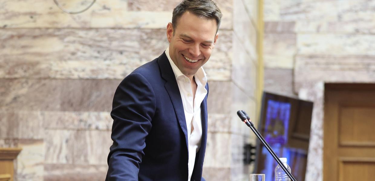 Ο Στέφανος Κασσελάκης στο βήμα της Βουλής μαζεύει νερό που έπεσε