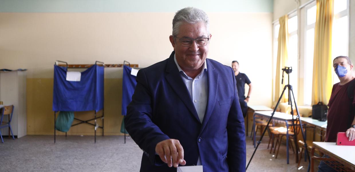 Ο γγ του ΚΚΕ Δημήτρης Κουτσούμπας ρίχνει την ψήφο του στην κάλπη