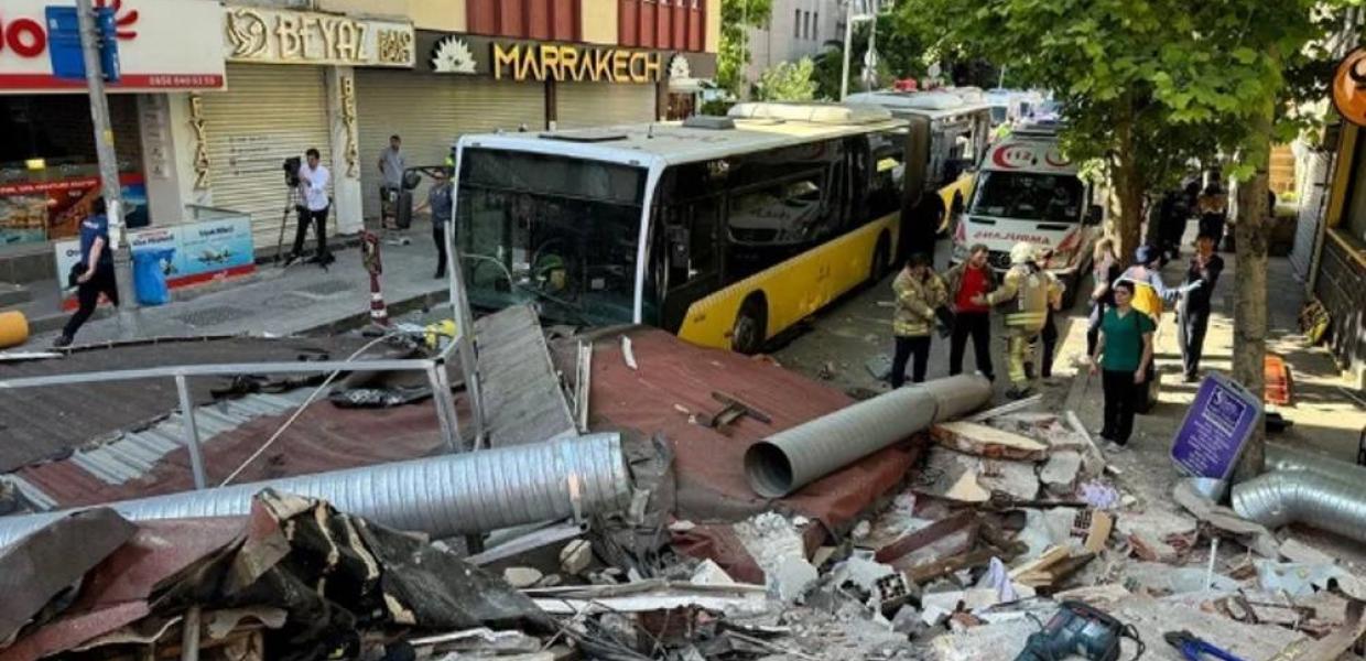 Κατάρρευση τριώροφου κτιρίου στην Κωνσταντινούπολη
