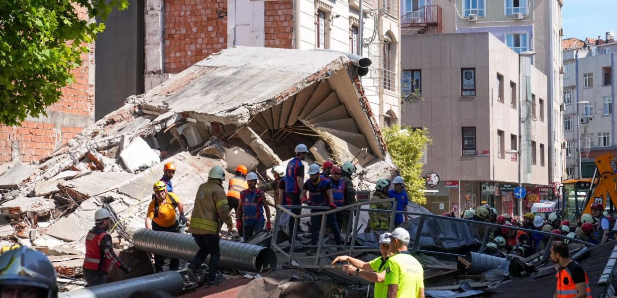 Διασώστες ψάχνουν στα συντρίμμια του κτιρίου που κατέρρευσε στην Κωνσταντινούπολη