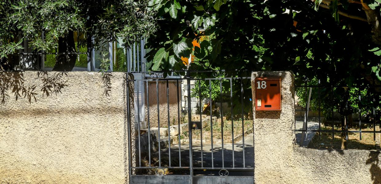 Απανθρακωμένη σορός ηλικιωμένου άνδρα βρέθηκε σε αυλή σπιτιού στην οδό Αγαμέμνωνος στα Λιόσια. Σάββατο 1 Ιουνίου 2024. 